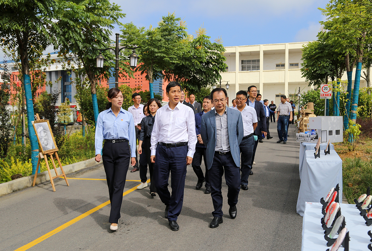 教育部黨組成員、副部長鐘登華在省市縣有關領導陪同下到我校調(diào)研