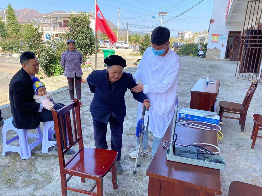 我校開展“關注群眾，關注健康”義診下鄉(xiāng)行活動